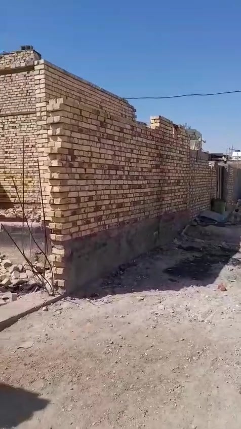 تفاصيل البيت
مساحته 225
مبني غرفتين واستقبال ومطبخ وصحيات خارجيات وداخليات 
مبني كله طابوك بدون سقف
العنوان طريق ابو الماش حي الحسن قرب مدرسه القدوس ,السعر (٢٤ ). مليون  رقم  الهاتف ***********
