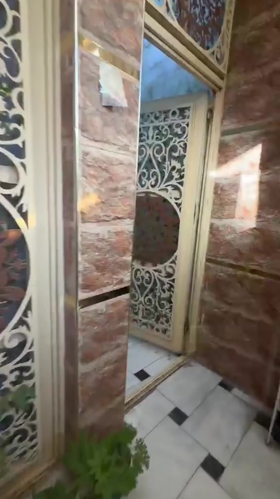 دار للبيع المساحة ١٠٠م الواجه /٥
م /والنزال /٢٠ م بناء درجه اولى /
الطابق الاول استقبال +صاله + حمام داخلي +منور +غرفة نوم +حمام
خارجي / ارضية الطابق الاول
مرمر / الطابق الثاني /غرفتين نوم +صاله +حمام داخلي +منور/
ارضية الطابق الثاني بورسلين ناشف
/البيتونه كبيره جدا تصل x/
مخزن // العنوان البلديات قرب
شارع المصرف منطقة سيد صلاح
رابع فرع خلف جامه سيد صلاح
المكصوصي // نوع الارض طابو
زراعي
للاستفسار الاتصال على الرقم
(***********)
