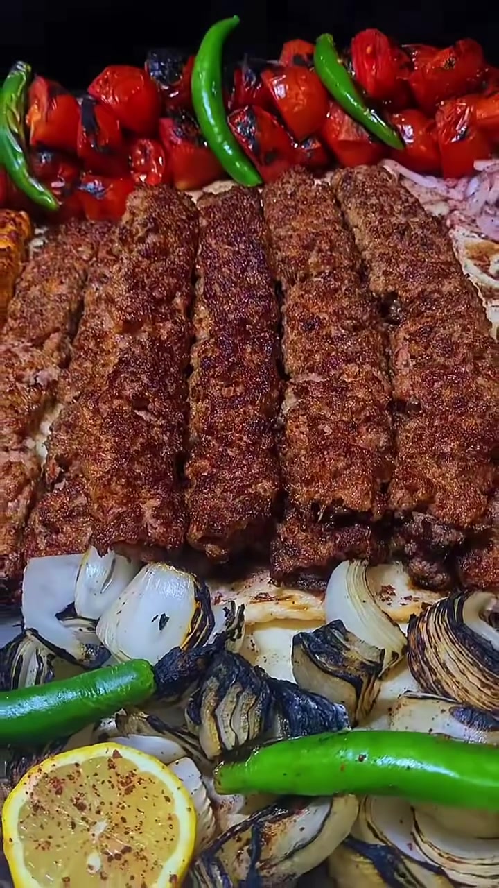 ركن المشويات منحجي ولا نسوالف شغلنه هو يحجي هو يسوالف ولزبائن يعرفون المطعم مالتنه الترتيب والجمال انواع المشويات يمنه تكلي عدنه خدمه توصيل اي مكان بلخالص ***********
