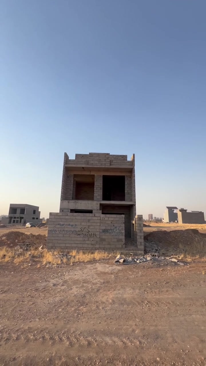 هەیکەل بۆ فرۆشتن لە گەڕەکی ٨ی حەسارۆک
 ڕووبەر: ١١٩ مەتر
 نرخ: ٤٧,٠٠٠$ (٤ دەفتەر و ٧٠ وەرەقە) - لەگەڵ کەمێک ڕێکەوتن (مەجال)
بۆ وەرگرتنی زانیاری زیاتر و پەیوەندیکردن:
***********

هيكل للبيع في حي ٨ حصاروك
 المساحة: ١١٩ متر مربع
 السعر: ٤٧,٠٠٠$ (٤ شدات و ٧٠ ورقة) - قابل للتفاوض
للمزيد من التفاصيل ومعاينة العقار، يرجى الاتصال على الرقم:
***********
