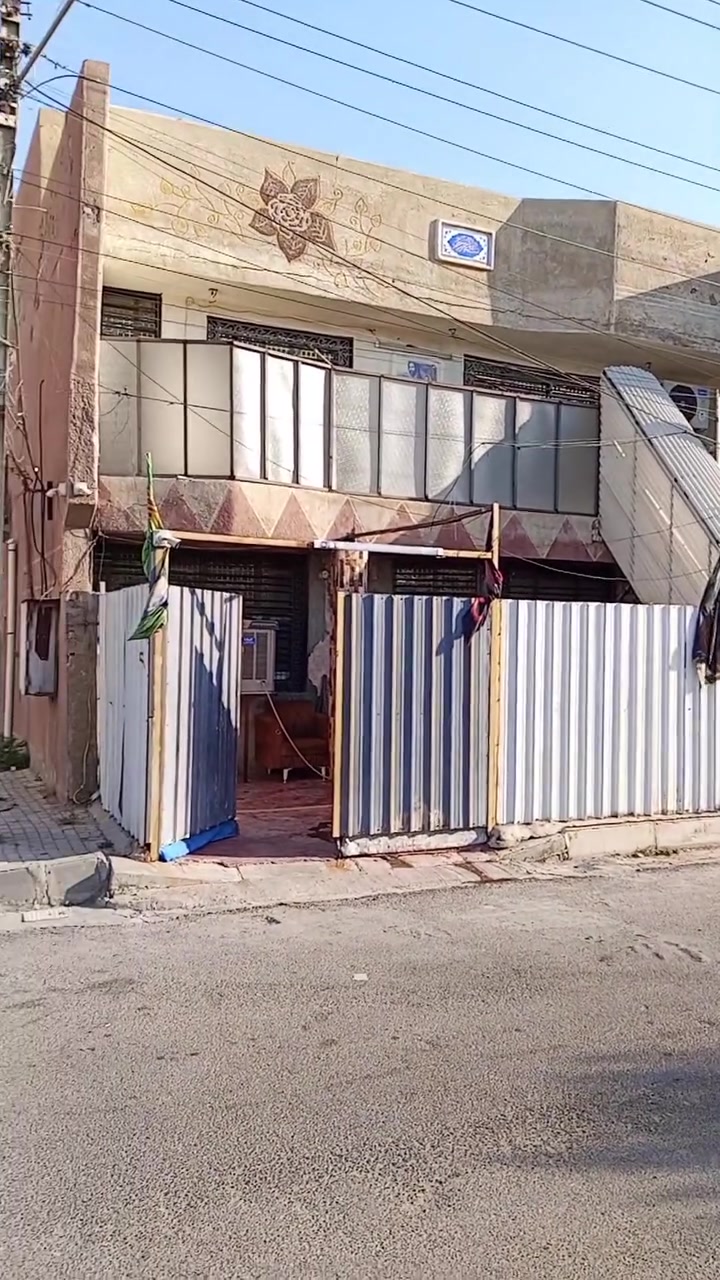 دار للبيع - فرصة مميزة جداً في الحسينية 

📍 الموقع: الحسينة الـ 5000 - خلف بدالة الاتصالات - مقابل مركز شرطة العدالة  - موقع مميز جداً

📐 المساحة: 100 متر ركن - مربع 10 × 10

🏠 التفاصيل:
الطابق الأول: استقبال + مطبخ + غرفة نوم + صحيات
الطابق الثاني: غرفتين نوم بنظام سويت + معزول عزل كامل

✨ المميزات: البيت نظيف جداً وجاهز للسكن كما موضح بالفيديو، بناء مرتب، موقع ركن ومربع.

💰 السعر: 115 مليون - قابل للتفاوض البسيط

📞 للاستفسار والتواصل:
أبو كرار الحميداوي - ***********
