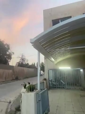 فرصة استثمارية استثنائية للبيع في الكاظمية - شارع المحيط (ركن)

المساحة: 354 متر مربع (سند ملكية صرف - طابو).
الأبعاد: واجهة عريضة 13.6 متر × عمق 27.90 متر.
مميزات: موقع ركن مميز جداً، ممتاز للتقسيم إلى عقارين أو لبناء مشروع سكني/استثماري راقٍ

الموقع: الكاظمية - شارع المحيط.
للتواصل والمعاينة: [***********]
شنو نوع العقار بالضبط: دار سكني، عمارة، لو قطعة أرض بيها بناء حالي؟ وشكد عدد الطوابق/الوحدات الموجودة هسه؟: 
عمارة / ٣ طوابق / ٤ شقق
من ناحية الموقع، شنو أقرب معلم أو تقاطع معروف داخل شارع المحيط؟ وهل الشارع عام لو فرعي وشنو عرض الشارع تقريباً؟: 
معمل الفتح للبطانيات - على الشارع العام ( المحيط ) او فندق الكناري 
شنو حالة البناء الحالي؟ قديم لو متوسط لو جيد، وبي مشاكل تحتاج تصليح أو ترميم مثل الرطوبة أو الشقوق أو السقف؟: 
قديم 
هل السعر نهائي لو قابل للتفاوض؟ وشنو سبب البيع؟: 
قابل للتفاوض 