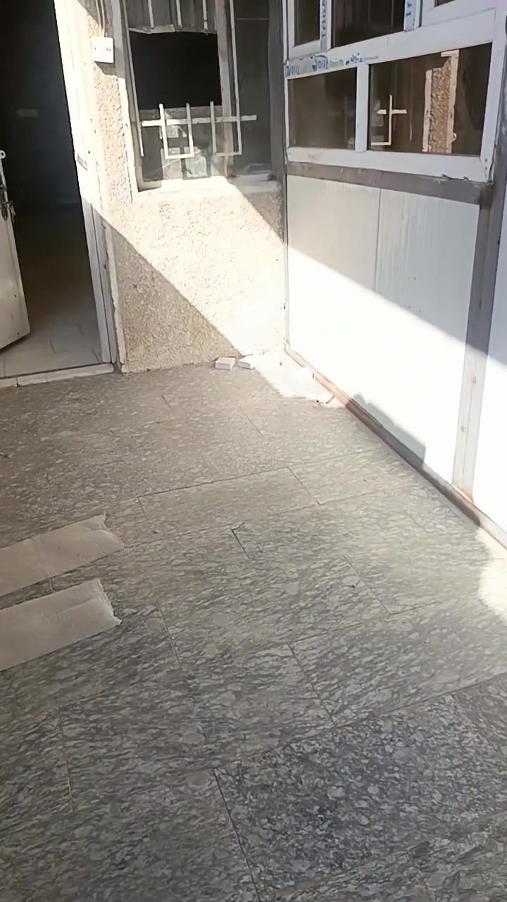 بيت 90م للايجار برئاسة المعلمين قرب ملعب كاريكا كراج صغير استقبال كبير وغرفة نوم كبيرة ومطبخ وخدمات طابق واحد ايجاره 325 قفل مكتب العبادي للعقار قرب الصيدلية النظامية موبايل *********** اتصل وادلل
