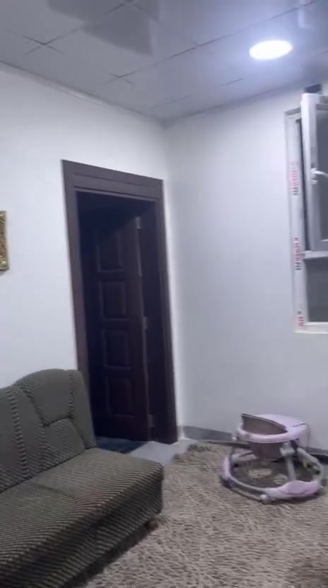 📢 شقة مميزة للإيجار | حي الكندي 🏢
​✨ شقة مرتبة وبموقع ممتاز تطل مباشرة على شارع 20 (عمارة مثنى حمودات - الطابق الأول)
​📌 تفاصيل الشقة:
▪️ غـرفـة نـوم 🬞
▪️ هــول واسـع 🛋️
▪️ مـطـبـخ 🍳
▪️ صـحـيـات 🚿
​🎁 الخدمات والمميزات:
❄️ مزودة بنظام تبريد.
💧 الماء مجاناً + تانكي خاص سعة (3,250 لتر).
⚡ مقياس (ساعة) كهرباء مستقلة خاصة بالشقة.
​💰 السعر: 250 ألف دينار شهرياً.
​📞 للتواصل والاستفسار يرجى الاتصال على الأرقام التالية:
📱 ***********
📱 ***********
