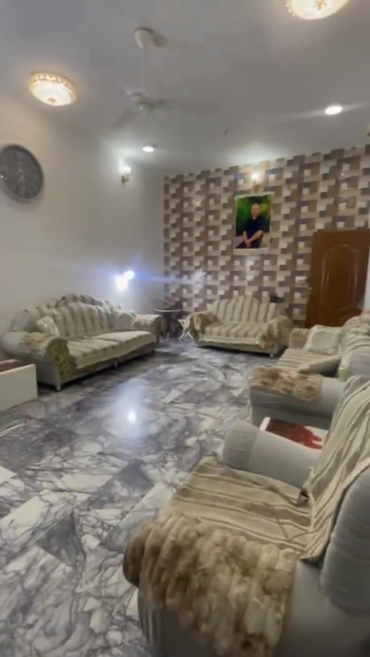 السلام عليكم بيت الايجار بالشعله طابقين بناء حديث قريب طريق يا حسين
يحتوي عل 4غرف نام

صاله مطبخ واستقبال

للايجار 800الف قفله

***********
