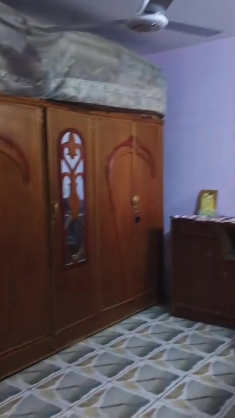 سلام وعليكم بيت للبيع كافت الخدمات شارع امبلط اومجاري مساحه 100 متر يتكون غرفتين نوم وصاله ومستقبل ومطبخ وطرمه جبيره بيت زراعي الموقع شارع عشرين حي المعلمين  التوصال الرقم ***********
