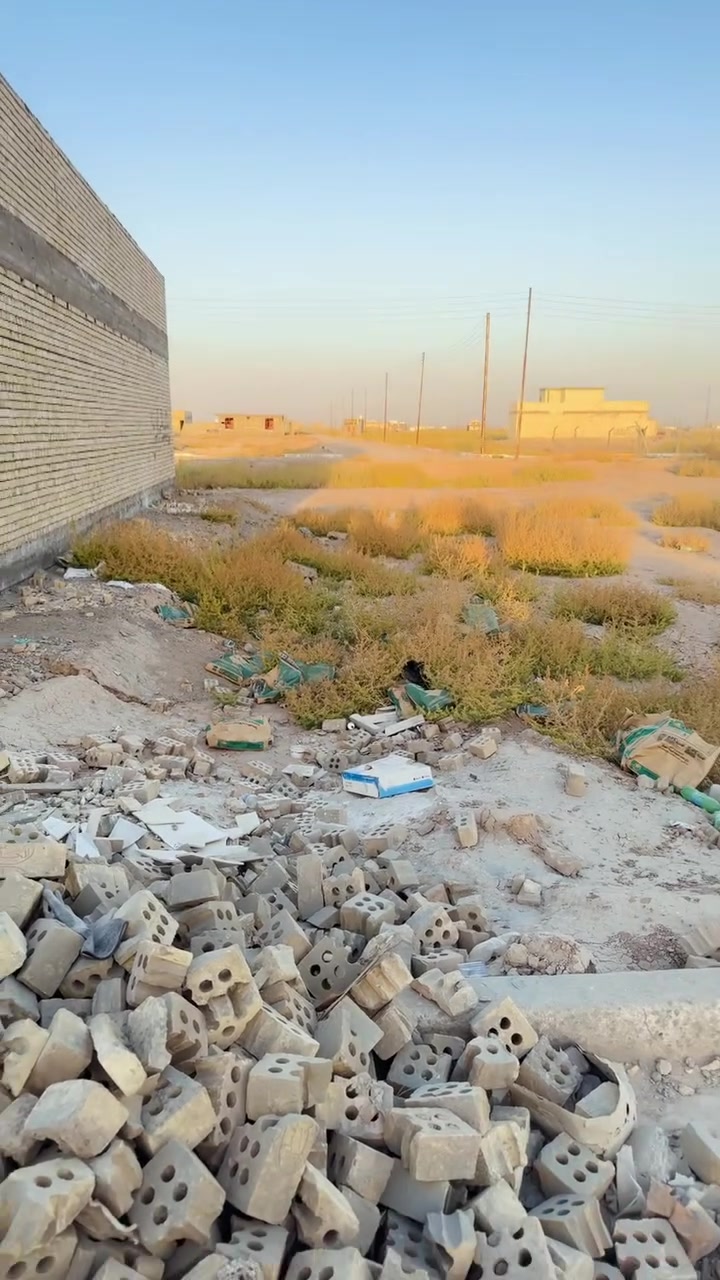 السلام عليكم ورحمة الله وبركاته
عندي قطعة ارض في بوب الشام بالقرب من قوس بغداد 
ع شارع مثل ما بلفديو واضح شارع مكاتب وكلها جاي تبني البصفي بناء  ومنطقه خدمات كلها موجوده ماشاءالله 
للبيع رجاء مو شراي ليراسل سند 25 
***********

المساحة ١٠٠ متر ٢٠ في ٥
