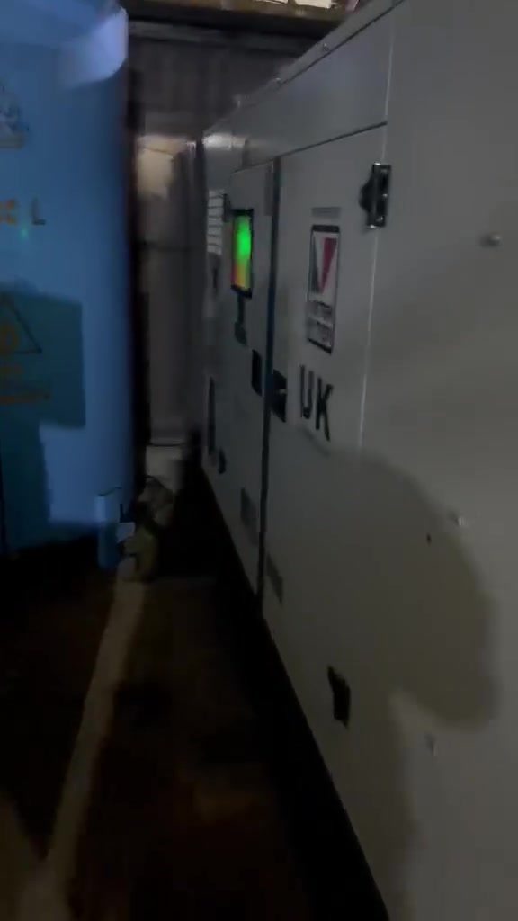 القدرة المستمرة (Prime Power): 150 kVA (ما يعادل حوالي 120 كيلوواط - KW).
 القدرة القصوى (Standby Power): 165 kVA (حوالي 132 كيلوواط - KW).
 الجهد الكهربائي: 230 / 400 فولت (3 فاز / 3Phase).
 التردد: 50 هرتز (عند سرعة 1500 دورة/دقيقة - RPM).
المحرك (Engine Specs)
 نوع المحرك: Lister Petter (سلسلة Venus / طراز LP665G2).
 عدد السلندرات: 6 سلندر.
 نظام التبريد: تبريد بالماء (Water Cooled) مع راديتر مخصص للمناطق الحارة.
 نظام السحب: توربو (Turbocharged) مع مبرد هواء (Intercooler).
 سعة المحرك: حوالي ليتر. مشتغله ٦٠٠ساعه رقم الهاتف ***********
