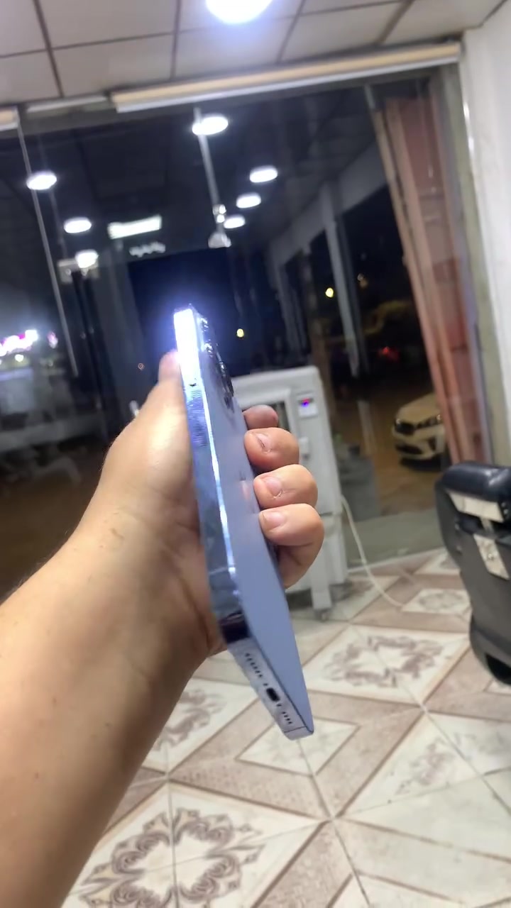 سلام عليكم شباب ايفون 13 برو ماكس للبيع كل شيء بلادي بطارية 77فول نظافة شراي يجي واتساب ***********
