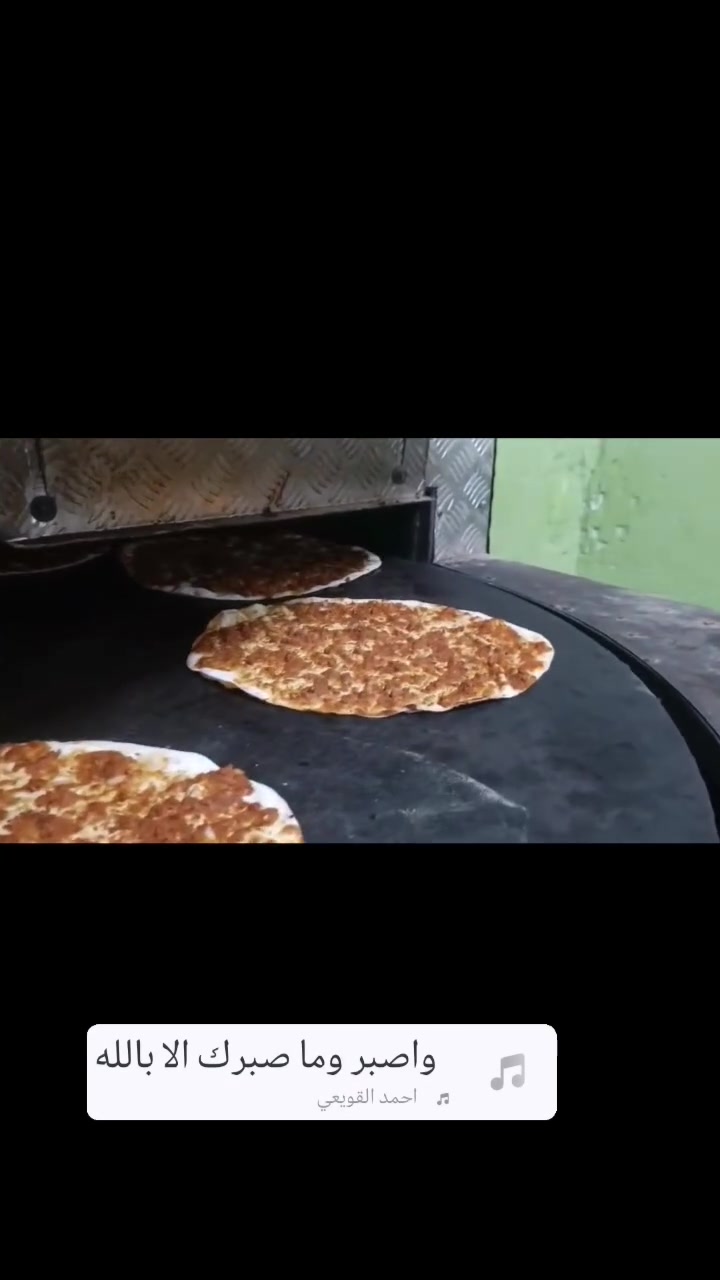 السلام عليكم يوجد لحم بعجين#العنوان المحلات الجدد ***********
باقين ل ١٢ بليل 

يوجد خدمت توصيل 

العادي ١٠٠٠

الوسط ١٥٠٠

الدبل ٢٥٠٠

نص مكتوب في الصور:
- ٢ of ٣
- يوسف علي
- ١٩ آب، الساعة ٨:٥٥ م