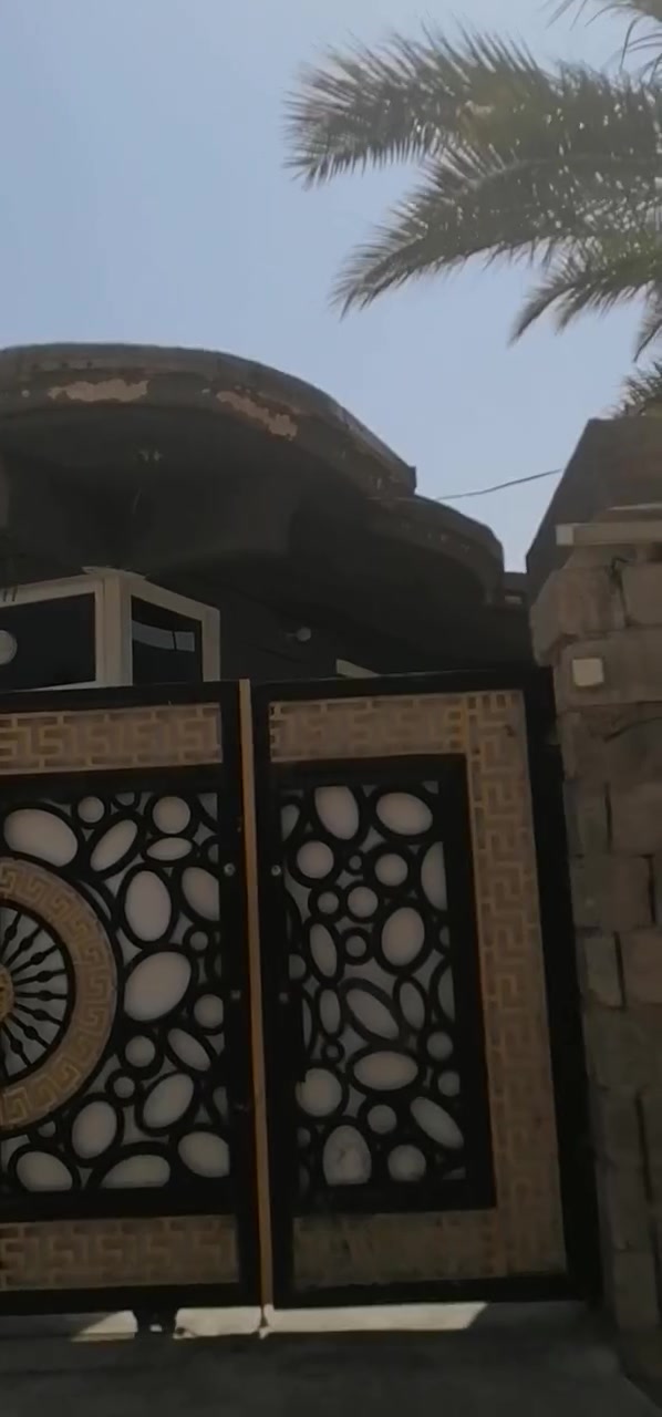 ا بيت للبيع الهارونية أمام طالب استقبال 6في4 غرفتين نوم 5في4 مطبخ 3في4 مجمع درج 6في3 صاله ضيوف معزولة 5في4 حمام داخلي 2في2 صحية خارجه وكراج 17في3 وحديقة ***********
