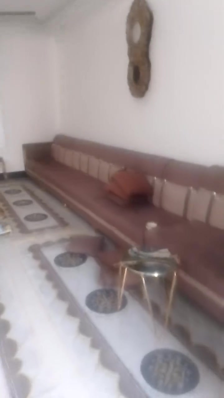 بيت للبيع طابو  صرف
حي الشهداء قرب ملعب عمو بابا
المساحه 200 متر يتكون من 3غرف نوم  صحيات داخليه وخارجه وديوان 8 متر
ت ***********
