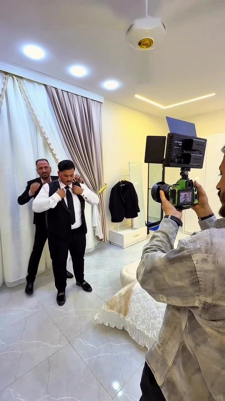 📸 المصور حسين علي
متخصص في تصوير الأعراس، عقد القران، والخطوبة، بأسلوب سينمائي يوثق أجمل لحظاتكم بكل احترافية وإبداع.

إذا تريد ذكرى تبقى العمر كله، فأحنا نهتم بأدق التفاصيل ونحوّل كل لحظة إلى قصة تُروى.

🎥 تصوير فيديو احترافي

📷 تصوير فوتوغرافي

💍 تغطية الأعراس وعقد القران والخطوبة

📍 نخدم أهالي منطقة الكريعات وجميع مناطق بغداد.

للحجز والاستفسار، راسل الصفحة أو تواصل على رقم الهاتف.***********
