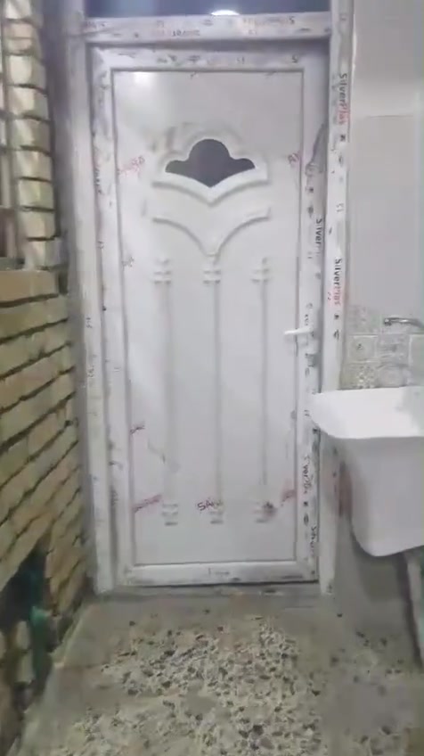 بيت للبيع الفلوجه بحي الرساله قريب على شارع العام بناء جديد طابقين يتكون من ثلاث غرف وصاله واستقبال معزول صحيات خارجيه وداخليه مساحة لبيت 125 متر مربع السعر 125 مليون وبيه مجال   لاستفسار ‏‪***********‬‏
