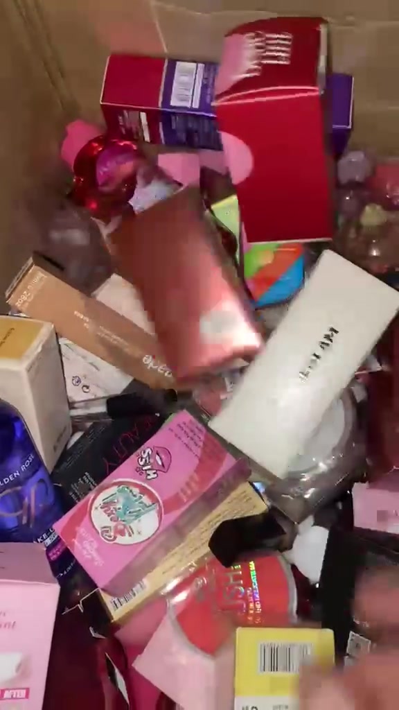 متوفر كراتين جمله مكياج وعنايه اوربيه واظافر ورموش بأسعار مناسبه للحجز والاستفسار على الرقم واتساب
***********
