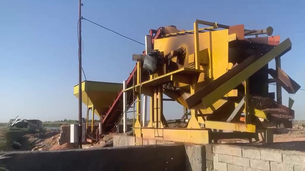 للبيع معمل رمل جاهز وكامل مع ملحقاته من مواطير وبورد كهرباء ومضخه ماء ***********
