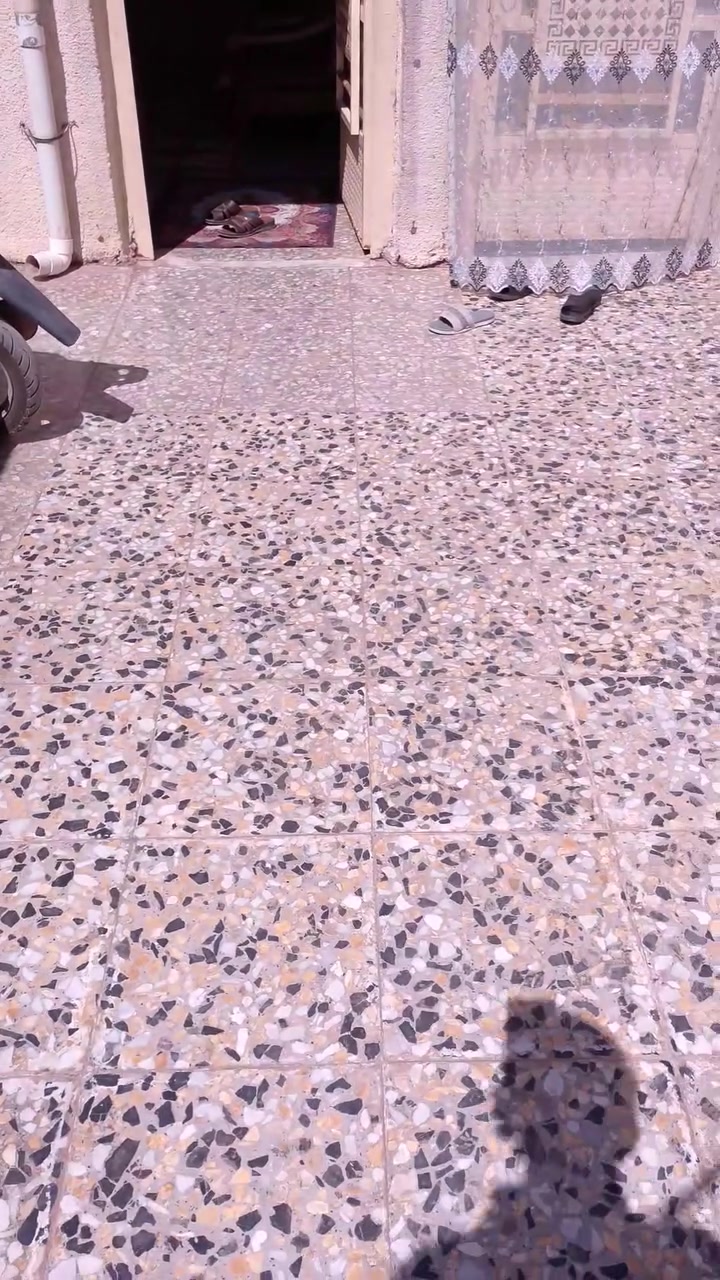 بيت للبيع المساحه ١٠٠ متر صب الحميديه. اول فرع من تدخل الحميديه على جهة اليمين فرع الشموس  خدمات كامله ماء كهرباء تبليط السعر ٣٨ وبيه شويه مجال ت ***********
