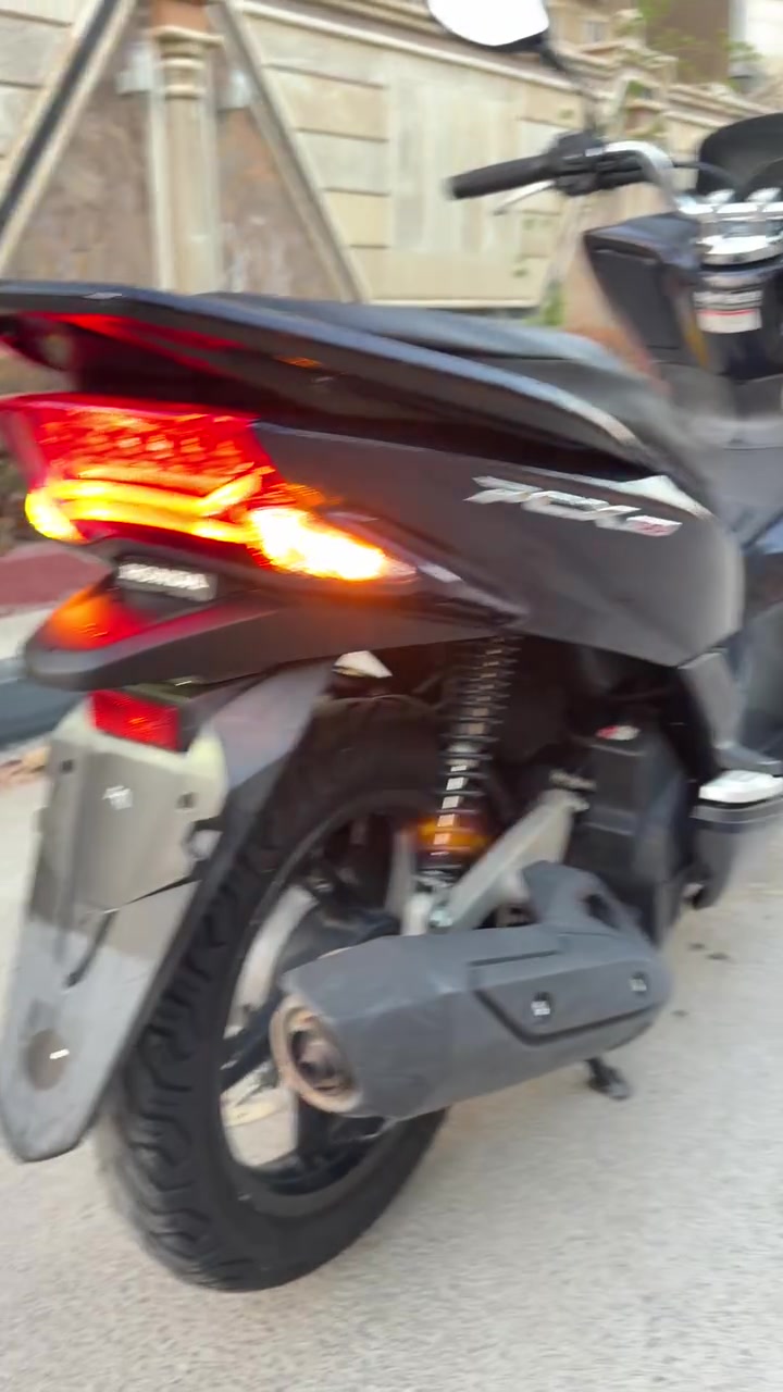 السلام عليكم

للبيع pcx جيل الثاني

بحالة الوكالة شرط  

حجم المحرك 150

عداد مسافة 13 الف 

تدفئه بليدات 

تايرات اصلي مالته 

الدراجة كفالة عامه من كلشي 

كفالة ع وضع معرض تجي وتشوف بنفسك ماخذه صار 3 اشهر 

رقمي ***********
