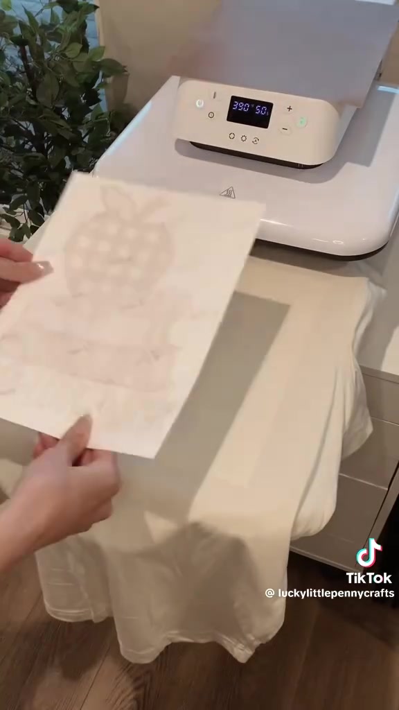 السلام عليكم
جديد بالفلين مال امازون
هذه هي آلة الضغط الحراري الأوتوماتيكية من HTVRONT.الوظيفة: مصممة لنقل الحرارة (مثل الفينيل أو التسامي) على القمصان، الحقائب، والمنسوجات الأخرى.المميزات: تحتوي على شاشة رقمية لضبط الوقت ودرجة الحرارة، وتتميز بآلية رفع أوتوماتيكية وزر واحد للبدء.الأبعاد: تأتي عادةً بحجم لوحة تسخين (15 \times 15) بوصة
التواصل خاص او الاتصال على الرقم
***********
