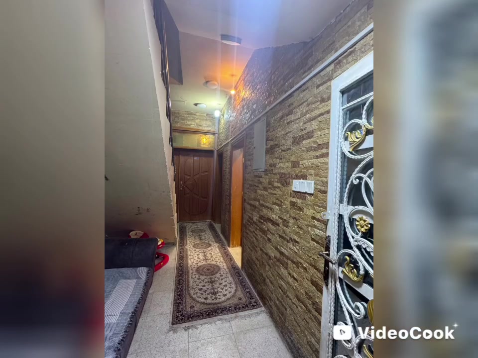 للبيع بيت 160 طابقين  بناء درجة اولى وكلشي بالبناء  vip 
كونكريت مسلح الدار مرتفع عن الارض اكثر من نص متر
الطابق الارضي غرفتين ومنور وحمام داخلي وحمام خارجي
واستقبال وصاله مطبخ  بارد مفتوح على الهول 
ومطبخ حار الطابق الثاني غرفه  كبيرة فوق الاستقبال
وحمام وتواليت ودرج الى السطح للاستفسار اكثر الاتصال علئ *********** او *********** وت ساب
