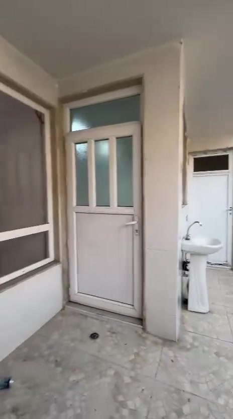 بيت للايجار منطقة فرمان بران
خلف مشفى فاليا الاهلي 
طابق ارضي 
يتكون مطبخ صاله غرفه نوم حمامات 
كراج السعر 300الف
الاتصال ع رقم ***********
