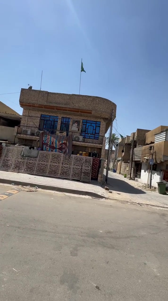 نصف قطعه للبيع مدينه الصدر قطاع 32
ركن مقابيل مدرسه

الطابق الأول يحتوي على استقبال , صاله , مطبخ , حولي , صحيات + مطبخ خارجي ( حار ) 

الطابق الثاني ثلاث غرف نوم + صحيات 

للتواصل الاتصال على الرقم ***********
