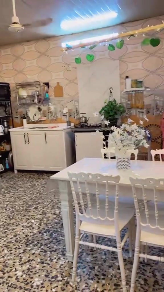 بيت تجاوز نضيف كلش كهرباء وطني خطين مجاري جديده تبليط لسقف سندويج جديد مساحه 90 واجه 7 يخبل كافه الخدمات للتواصل *********** قرب سوك الكماليه حي الامل
