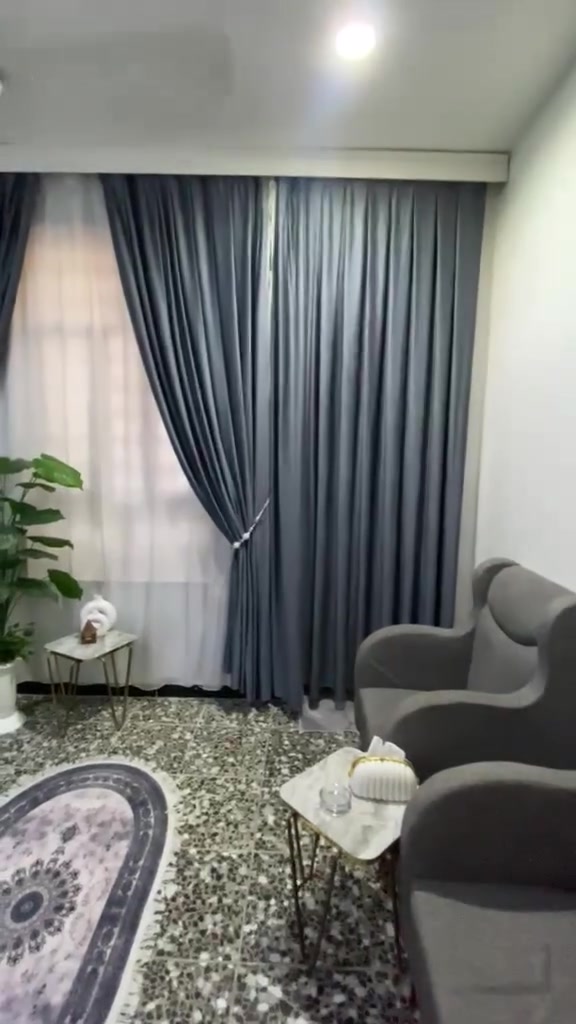 السلام عليكم بيت ٥٠ متر بالخطيب الزراعي شارع الأحرار قرب أسواق ام علاء واجهة البيت ٤ نزال ١٢ ونص طابق ونص البيت جديد مصار هواي من مبنى كامل من كلشي وكما موضح بالفديو السعر ٨٥ وبي مجال بسيط اي استفسار الاتصال على الرقم ***********
