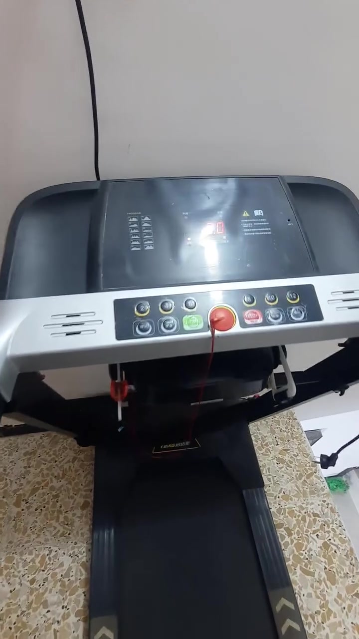 للبيع جهاز جري يتحمل وزن 150 كليو السعر 300 وبي مجال بسيط
مكونات لوحة التحكم:شاشة العرض الرقمية: تعرض الوقت، المسافة، السرعة، والسعرات الحرارية المحروقة.زر الإيقاف الطارئ (الاحمر): مفتاح الأمان مع خيط يتم تثبيته بالملابس لإيقاف الجهاز فوراً عند السقوط.أزرار السرعة السريعة: أزرار مخصصة لاختيار السرعات المباشرة (2، 4، 6، 8، 10، 12).أزرار التشغيل والإيقاف: زر START للتشغيل وزر STOP للإيقاف.
رقم 📱 الهاتف ***********
***********
