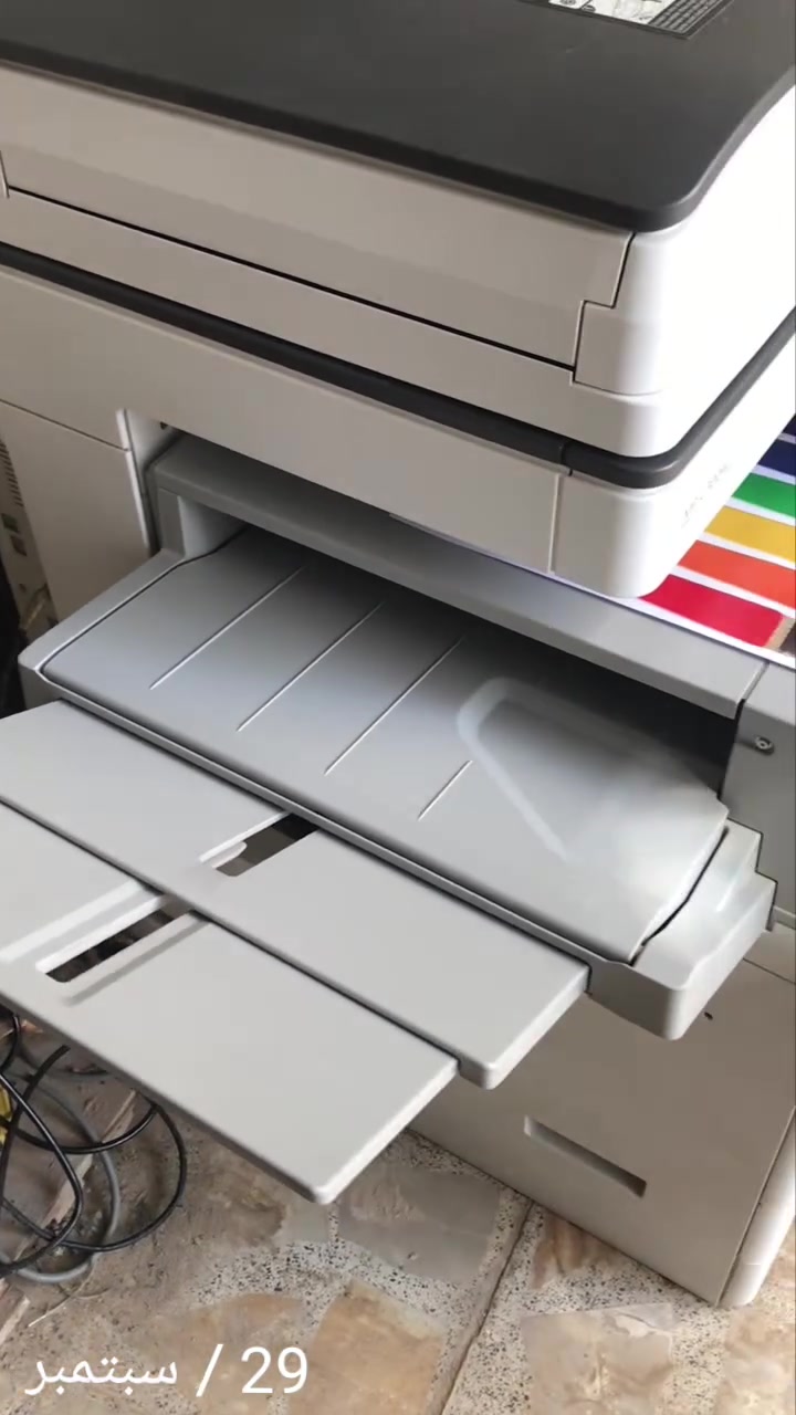 سلام عليكم  طابعه ريكو للبيع
الطابعه حجم كبير يعني 3 اشخاص يله يرفعوها 
تدعم طابعه وجهين وملون وعادي طبعه دقيقه 
تدعم ورق A4 و A3  تطبع هواي ورق بليوم 
تدعم جميع انوع الورق الخفيف والسميك والاسق 
اخذتها اب مليون وابيع بسعر  630 الف وبيها م
مكاني نجف كوفه
