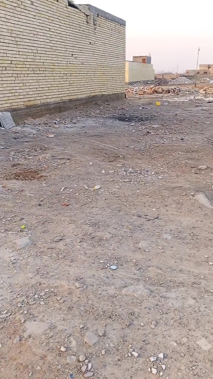 السلام عليكم قطعه 100متر للبيع مخدومه مي مجاري كهرباء والتبليط بصفها سعر مناسب 14وبيها مجال عقد زراعي الرقم ***********
