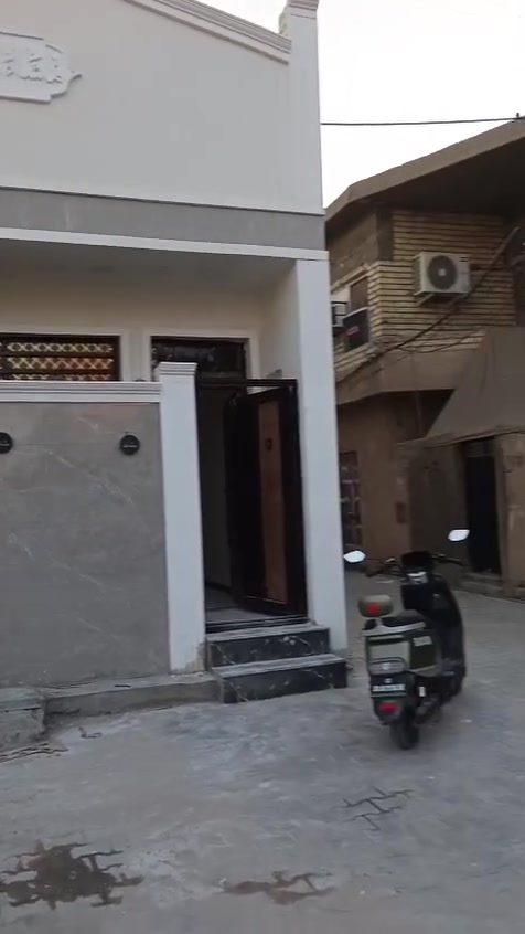 السلام عليكم بيتين خمسينات للبيع الشعله الدوانم ورا السجه شارع بيت عنيد خدمات كامله ماء ومجاري مقرنص وتبليط السعر بيت واحد السعر 45  وابيه مجال الاستفسار ع الرقم ***********
