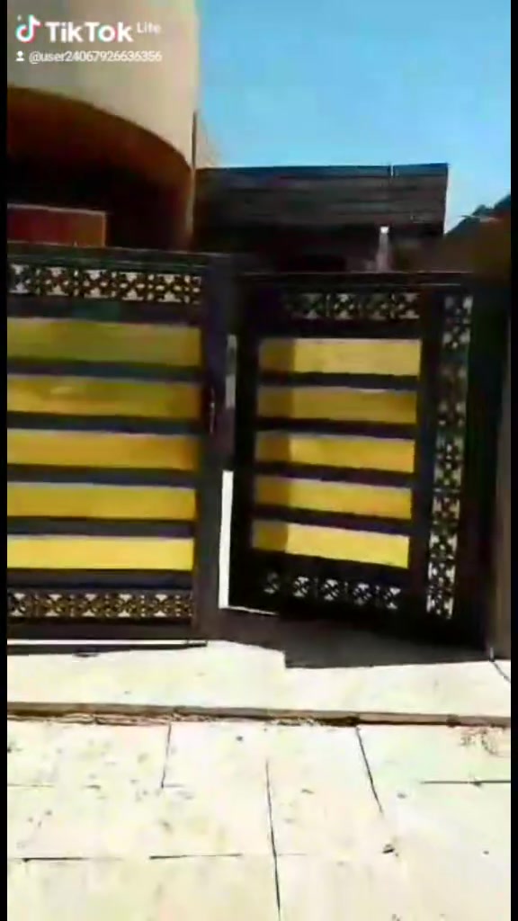 ‏🏡 دار طابق واحد الايجار
البيت الايجار 

━━━━━━━━━━━━━━━
📏 المساحة الكلية: 220 م²
📍 الموقع: الرمادي – الصوفية، قرب جامع القهار
🏠 مواصفات الدار:

غرف نوم: 2

استقبال

صالة

مطبخ

صحيات

مناور

كراج 
 السعر الايجار 350 قفل
*********** /جاهز البيت من كاونتر وسنك والاناره وسخان 
━━━━━━━━━━━━━━━
