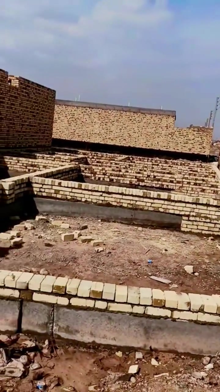 خلفه بناء متفرغ حالين وهاذه جزه من عملنه
***********
