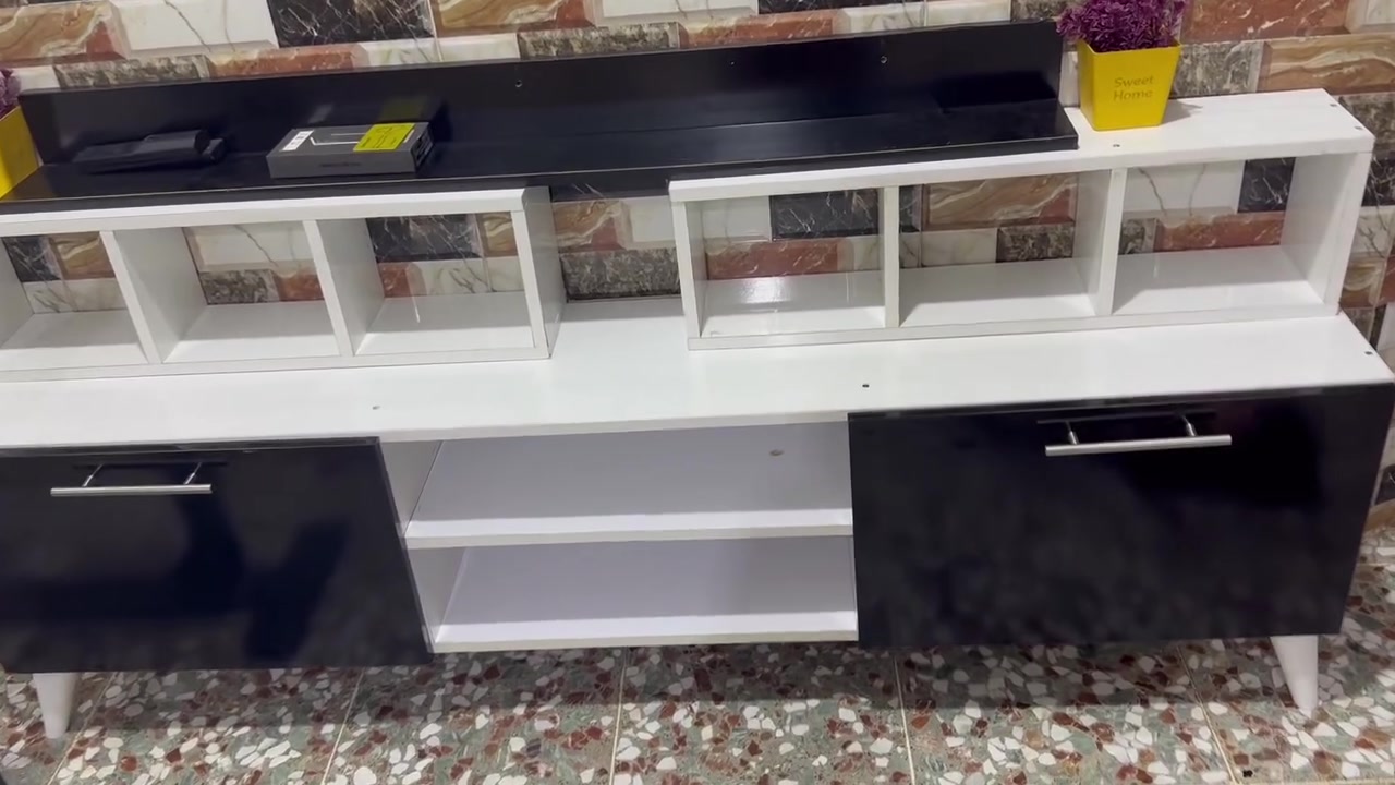 ميز بلازمة كلش نضيف وجديد ما صار هواي من اخذتة ب١٢٥ رايتة ب٧٥ وبي مجال الي يريدة يتصل ؏ رقم ‪***********‬
