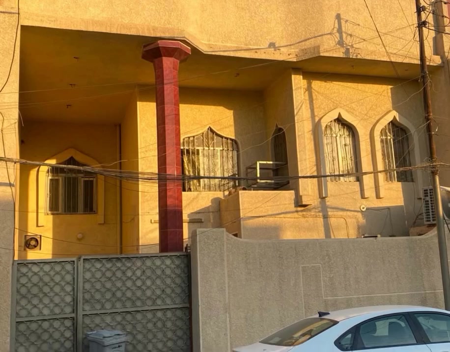 بيت في منطقة الحبيبية مقابيل مركز شرطه الحبيبية بناء حديث مسلح طابقين و سطح الواجهة 10والنزال12ونص مساحة البيت 125 قريب عل شارع بس الشراي يتصل او يراسل ***********
