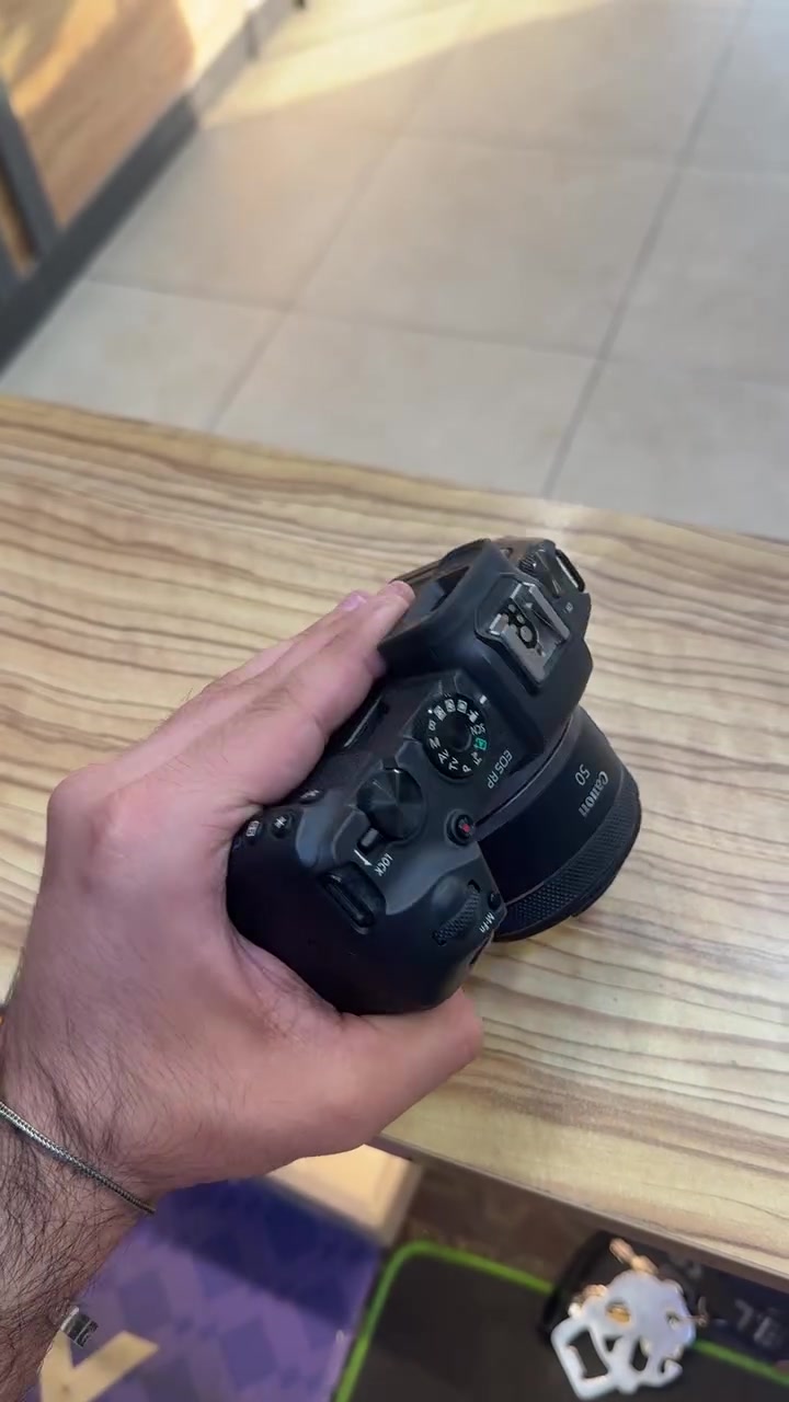 canon rp
عدسة 50m
26 ميكا بكسل 
4k
تتبع وجه واي فاي بلوتوث 
فول فريم
الي تعجبه يتواصل وياي 
***********
