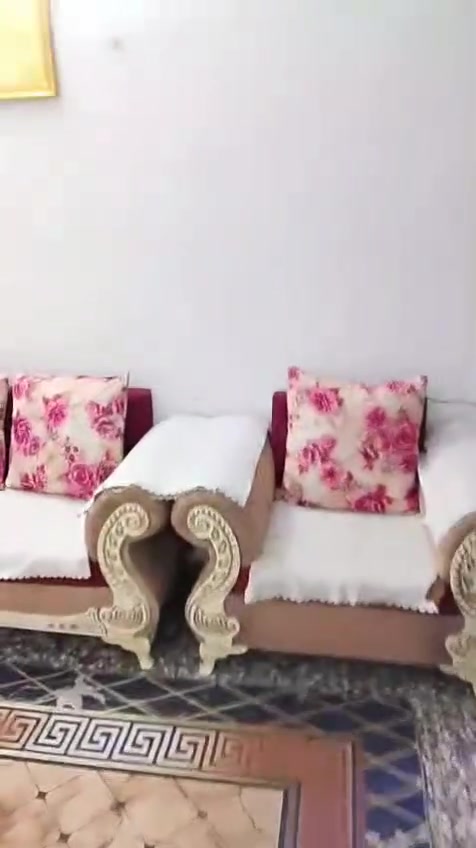 السلام عليكم 
بيت مساحتة ١٢٠متر 
مكانه بغداد شهداء البياع 
طابو زراعي سند٢٥ 
على شارع ١٠متر الواجه ٨ ونزال ١٥ خدمات كامله السعر ٩٢ وبيه مجال او مراوس حسب الاتفاق  ***********
