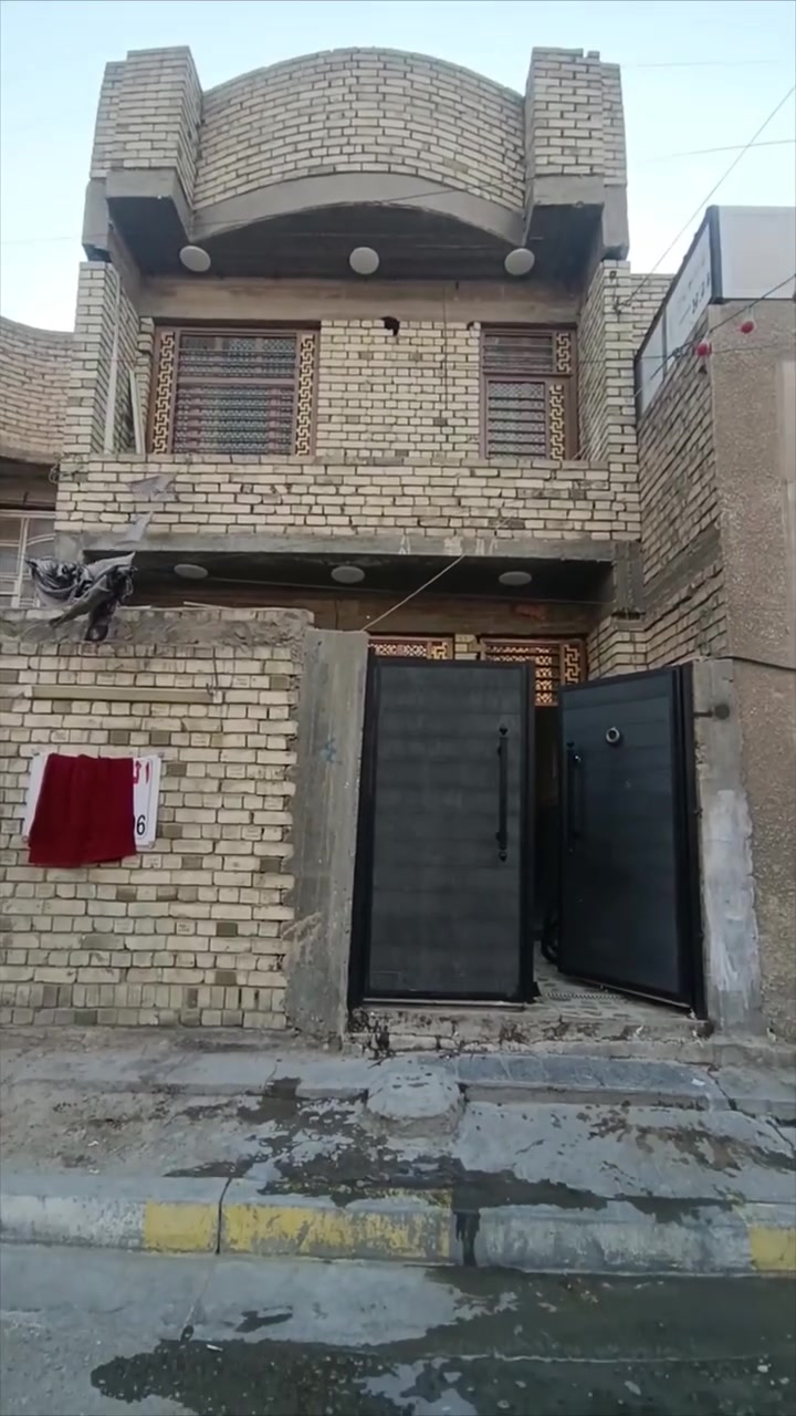السلام عليكم توفر عندي بيت للبيع زراعي سند 25 المساحه 85متر طابقين بي 3 غرف جبهه 5/ نزال 17 / المنطقه كامله كل الخدمات مي مجاري تبليط كهرباء موقع لبيت بغداد البلديات الضباط خلف الصحفيين قرب مدرسة زين القوس منطقة حي الامير للاستفسار *********** سعر خاص الرد واتساب ماسنجر أو الاتصال     حسن للعقار
