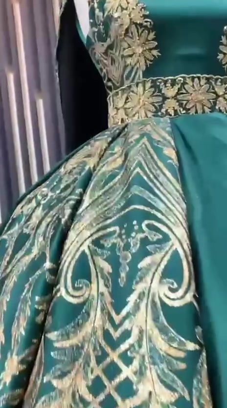 لاصحاب صالون بيع بدلات نظيفة 
***********
