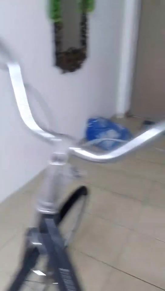 بايسكل سانتوس جديد و نضيف شرط نروح ابو بايسكلات و كله اصلي لو تجاري المهم كامل البايسكل و جديد و ضمان و شرط الفحص ولا شخطه بي.  رشط الفحص ابو العكرب و الكيوره شغالهه. بريكات شغاله مابي اي زنجار سعر 120 و بي مجال للشراي يجي خاص لو واتساب رقمي واتساب ***********
