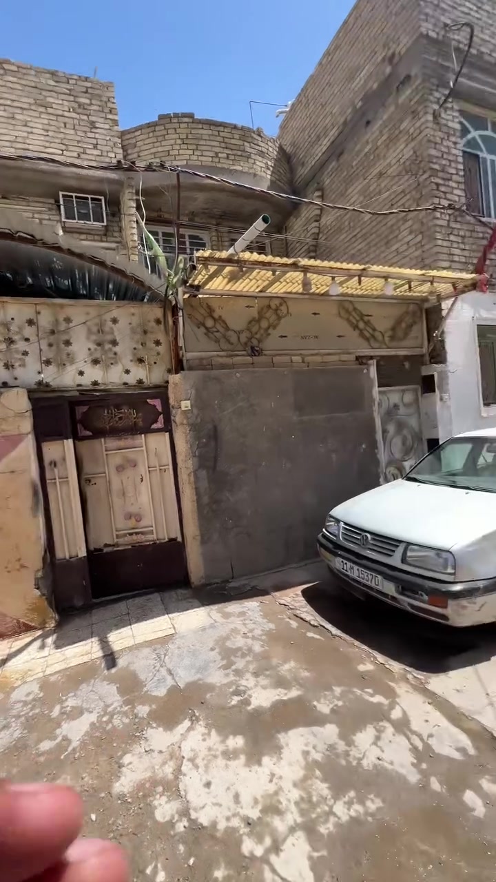 دار للبيع في الشعب قرب مستشفى الزهراء الاهلي نهاية الفورتات البيت طابو صرف المساحة 78 متر يصير فرع مغلق الاستفسار علئ الرقم ***********
