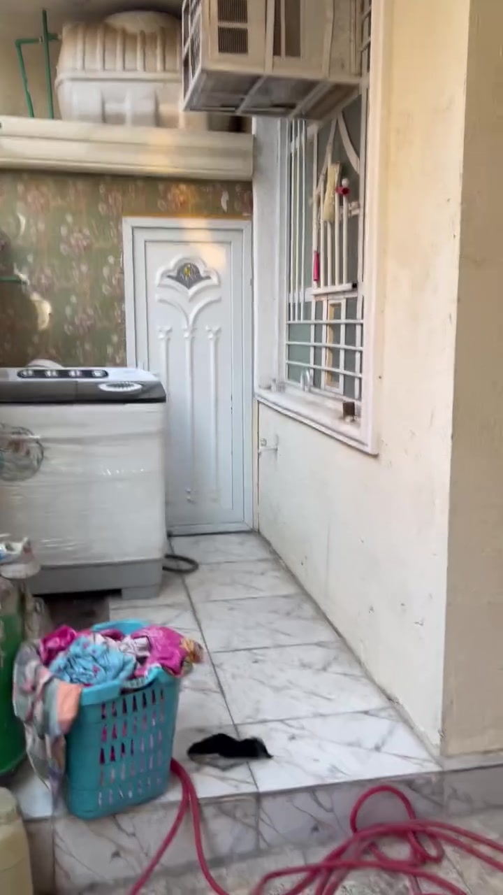 بيت طابقين للبيع قطاع 68 6 غرف نوم
الموقع: مدينة الصدر، الكيارة (البيت داخل اول فرع في قطاع 68، بلوك رقم 1 خلف باب دخول محطة تعبئة وقود قطاع 68 الحكومية). البيت داخل فرع 6 متر قريب على الطالبيه وقريب على المستشفى وقريب على السوق والمدارس والمستوصف والشارع العام وكل الخدمات تقريباً 
المساحة الإجمالية: 144 متر مربع (الواجهة: 8 متر، النزال: 18 متر).
نوع السند: طابو ملك صرف (باسم مالك العقار مباشرة).
طبيعة وعمر البناء: بناء حديث جداً (سنة 2025)، بنهايتها الارضية رفت 50 سم البناء بالطابوق السقوف مسلح السطح كامل شتايجر، الستارة ملبوخة بالكامل من الداخل.
المواصفات والخدمات الفنية والتبريد:
الكهرباء: تأسيس بواري دفن، وتسليك وايرات سعودي (قياس 2.5 ملم و 6 ملم).
الماء والسباكة: بواري دفن على الطريقة الحديثة (نظام بطارية)، بواري الماء النازل قياس 2 إنج، تانكيات ماء عدد 2 (سعة كل تانكي 1000 لتر)، وكل حمام يحتوي على (شاور + بانيو + مغسلة + تواليت غربي).
نظام التبريد والسبالت: * الغرف الخلفية: تأسيس بواري دفن مخصصة للسبالت (يدخل منها أنابيب التبريد) مع تأسيس بواري فضلات المياه لتصريفها نحو المنور.
الغرف الأمامية بالطابق الثاني والاستقبال: مجهزة بنظام مكيفات (المكيفات موجودة ومتوفرة مع البيت).
اللبخ والإنهاءات: الحمامات مغلفة بالسيراميك بالكامل، باقي البيت لبخ إسمنت بالكامل (حتى السقوف) ومباشرة فوق الإسمنت بياض بورق.
ارضية البيت بالكامل بورسلين 60x60 سم
الدرج باية ومراية بورسلين محجر درج خشب
المناور: يحتوي البيت على مناور عدد 2 (بقياس 1.5 متر × 1 متر).
تفاصيل وتقسيم الطوابق والقياسات بالدقة:
الاستقبال: غُرفة استقبال كبيرة بقياس (6 متر × 3.60 متر).
المطبخ: بقياس (3 متر × 3.60 متر).
الصالة والدرج: صالة داخلية بالطابق الأول بقياس (4 متر × 5 متر) وبداخلها الدرج، والطابق الثاني يحتوي أيضاً على صالة بنفس القياس (4 متر × 5 متر).
غرف النوم (المجموع 6 غرف):
عدد 4 غرف نوم بقياس (3.60 متر × 5 متر).
عدد 2 غرف نوم بقياس (6 متر × 3.60 متر).
الحمامات (المجموع 3 حمامات):
حمامات داخلية عدد 2 بقياس (3 متر × 2 متر).
حمام وتواليت خارجي مشترك عدد 1 بقياس (2 متر × 1 متر).
السطح والبيتونة: بيتونة كبيرة بقياس (8 متر × 4 متر) قاصمة البيت إلى سطحين.
الملحقات الخارجية: كراج سيارة كبير بقياس دقيق (5.75 متر × 3.60 متر).
السعر الإجمالي: سعره 275 مليون السعر غير قابل للنقاش
رقم التواصل: ***********.
