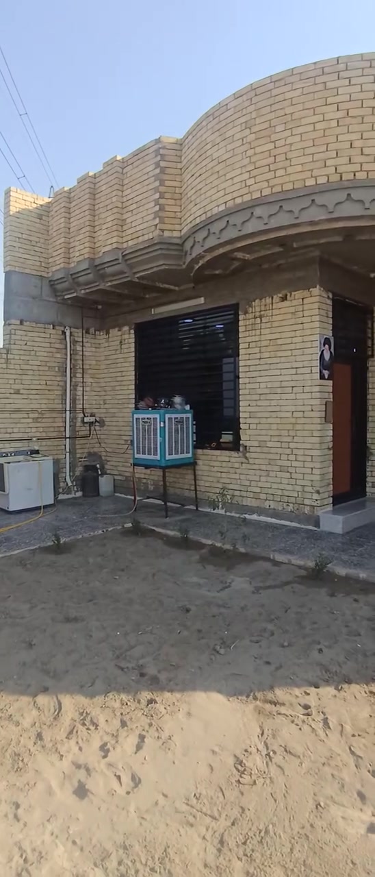 ياالله السلام عليكم دونم مسيج بلوك على شارعين بي بيت بناء حديث طابوك وصب مسلح كامل الخدمات كهرباء وماء وسحب مكاني بغداد قرب جسر الفرنسي شارع سده مال طاقه الكهرباء ***********
