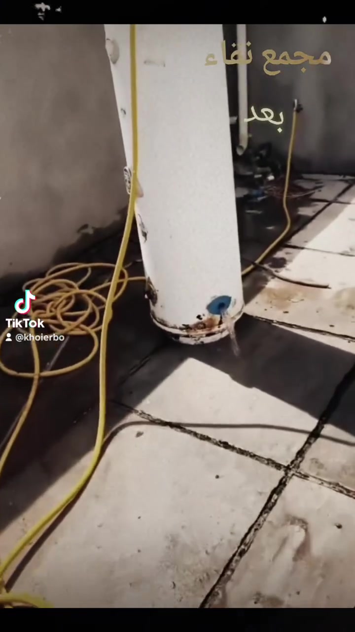 جاهل غسل وتنظيف سخان الماء الدائم يتسبب بأضرار صحية واقتصادية جسيمة:
​⚠️ تحذير صحي:
تراكم الترسبات والصدأ داخل الخزان يكوّن بيئة خصبة للبكتيريا الخطرة (مثل بكتيريا الليجيونيلا) والميكروبات. تلوث المياه بالمعادن الضارة يؤثر مباشرة على صحة الجلد والعينين، وقد يسبب حساسية ومشاكل تنفسية عند استنشاق البخار أثناء الاستحمام.
​⚠️ تحذير اقتصادي:
تشكل طبقات الكلس والترسبات على عنصر التسخين (الهيتر) عازلاً حرارياً يمنع تسخين الماء بسرعة، مما يؤدي إلى:
​زيادة كبيرة في استهلاك الكهرباء وارتفاع الفاتورة الشهرية.
​تلف الشمعة وتآكل الخزان المعدني، مما يعجل بخراب السخان واستبداله بتكاليف عالية.
​💡 الحل: التنظيف الدوري يحمي صحتك، ويحافظ على كفاءة الجهاز، ويقلل استهلاك الطاقة.
​📞 للتواصل مع مجمع نقاء: 0776205061
#العراق
#ديالى
#خالص
