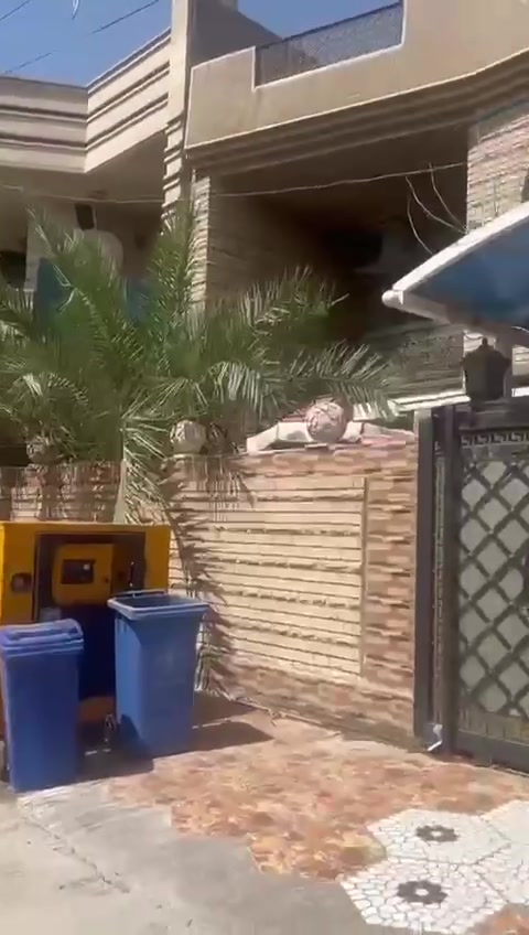 دار للايجار/ مساحته 200م
كراج حديقه مدخلين 
صاله حولي ستقبل غرفتين نوم جوه 2
تلاثة3نوم فوك 
وياه مشتمل من ضمن البيت غرف نوم وصاله ومطبخ وخدمات 
اليجار مليون ونص وبي مجال بصيط 
عوائل كبيرة 

للاستفسار واتساب ***********
