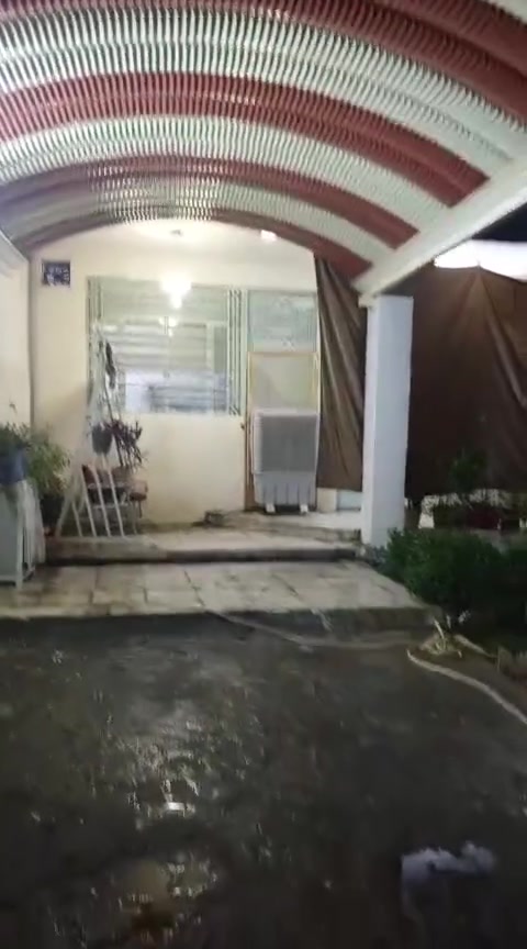سلام عليكم يوجد بيت للبيع مساحه 250 متر يحتوي على 2غرف نوم واستقبال ومطبخ وحولي وصحيات علمأ ان البيت بناء طابوك  طابو زراعي سند25 العنوان بغداد الراشديه قرب البحيرة الاتصال على الرقم ***********
