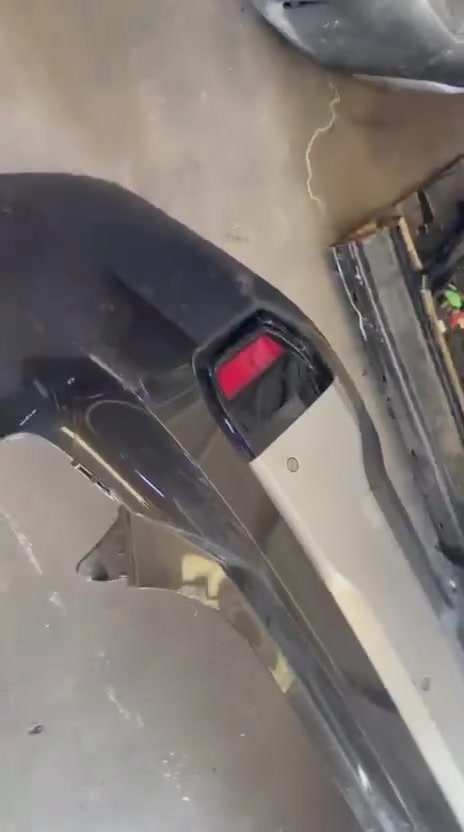 السلام عليكم اخوان
مروحه تلورايد 
وعندي رادار فئة s
وعندي براقيت خلفي 
وعندي دعاميه خلفيه لون كهوائي هيكل 
***********
