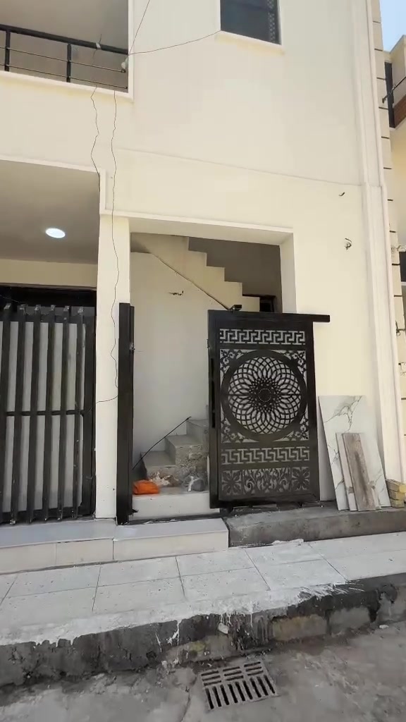 بيت طابق اول للايجار المهدية الرابعة خدمات فول بيت زيرو غرفتين نوم  مجهز كاونتر وسنك وسخان وماطور وواير سحب سعر الايجار ٥٠٠ الف مطلوب عائلة ٣ او ٤ نفرات للتواصل ***********
