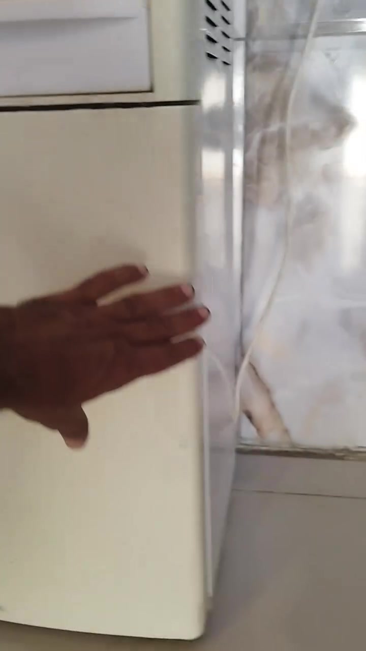 يا الله بيع مستعجل براد حار بارد ثلاجه كله شغال ب 30 الف مكنسه فووول اخت الجديده ب 25 الف قلايه وشوايه هواىيه حجم جبير ب 30 الف مكاني شهداء شارع السكلات  وات ساب *********** وات ساب
